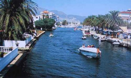 Empuriabrava1B_Stad van grachten en kanalen